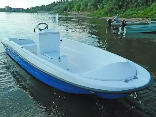Стеклопластиковая лодка Пингвин с консолью (тримаран) в Уфе