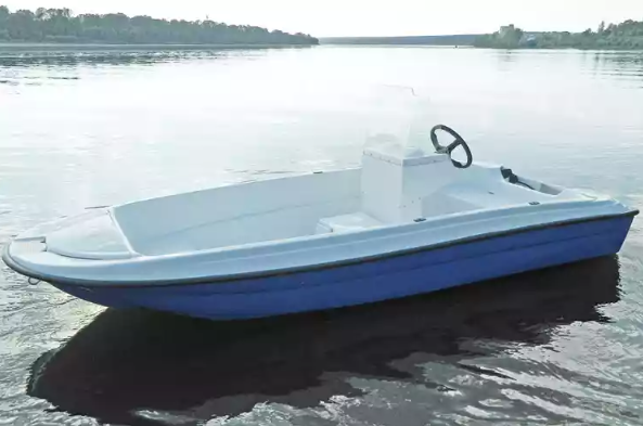 Стеклопластиковая лодка Пингвин с консолью (тримаран) в Уфе