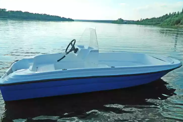 Стеклопластиковая лодка Пингвин с консолью (тримаран) в Уфе